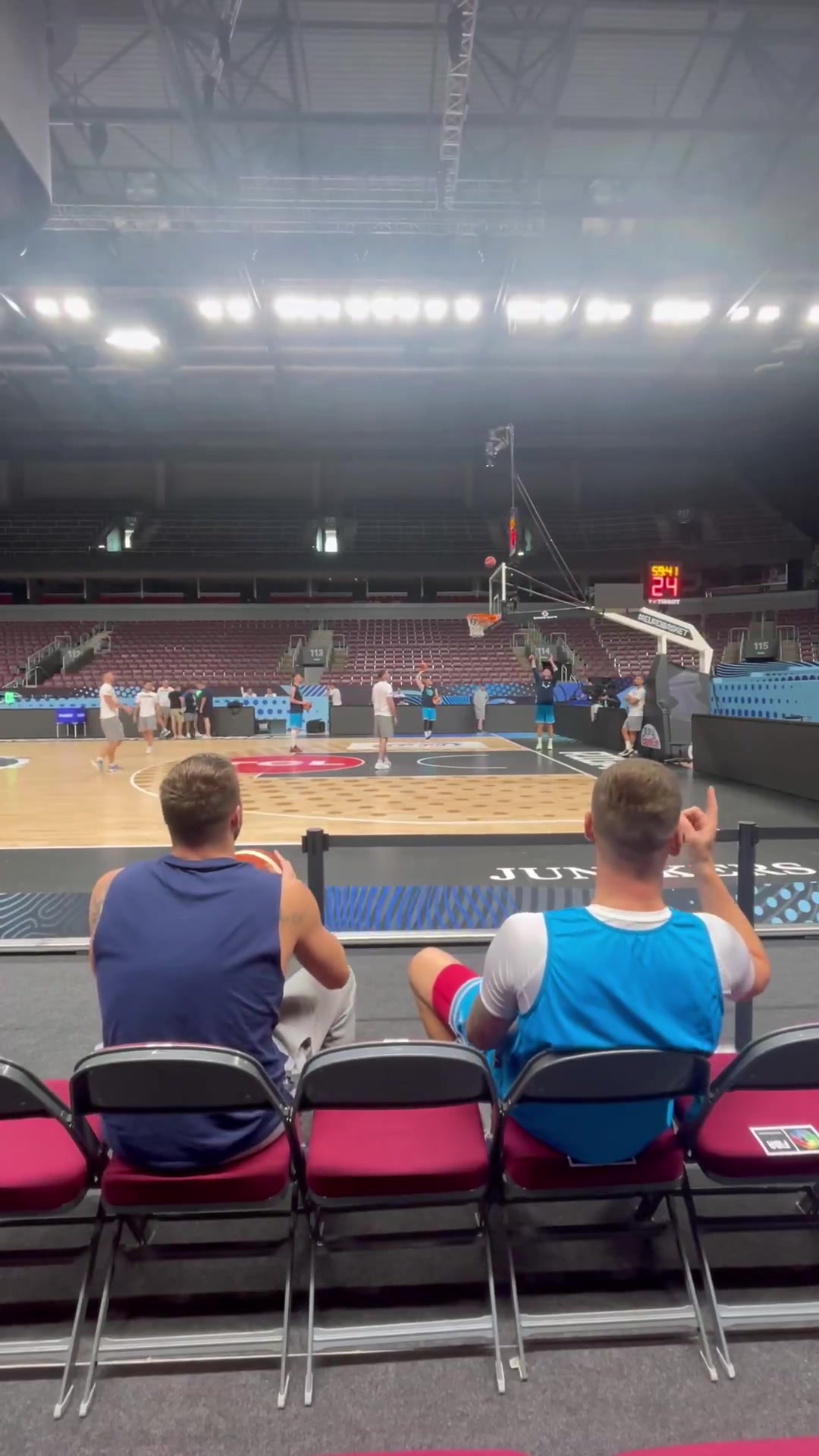 开云官方-提前进入比赛模式？东契奇赛前热身坐在替补席命中超远三分！