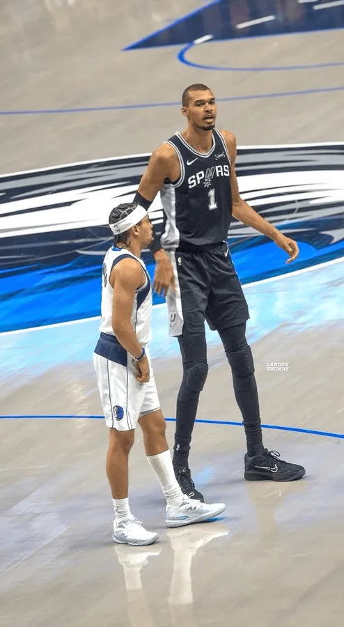 开云体育-误入巨人国！Memes晒内姆布哈德和文班亚马的身高对比